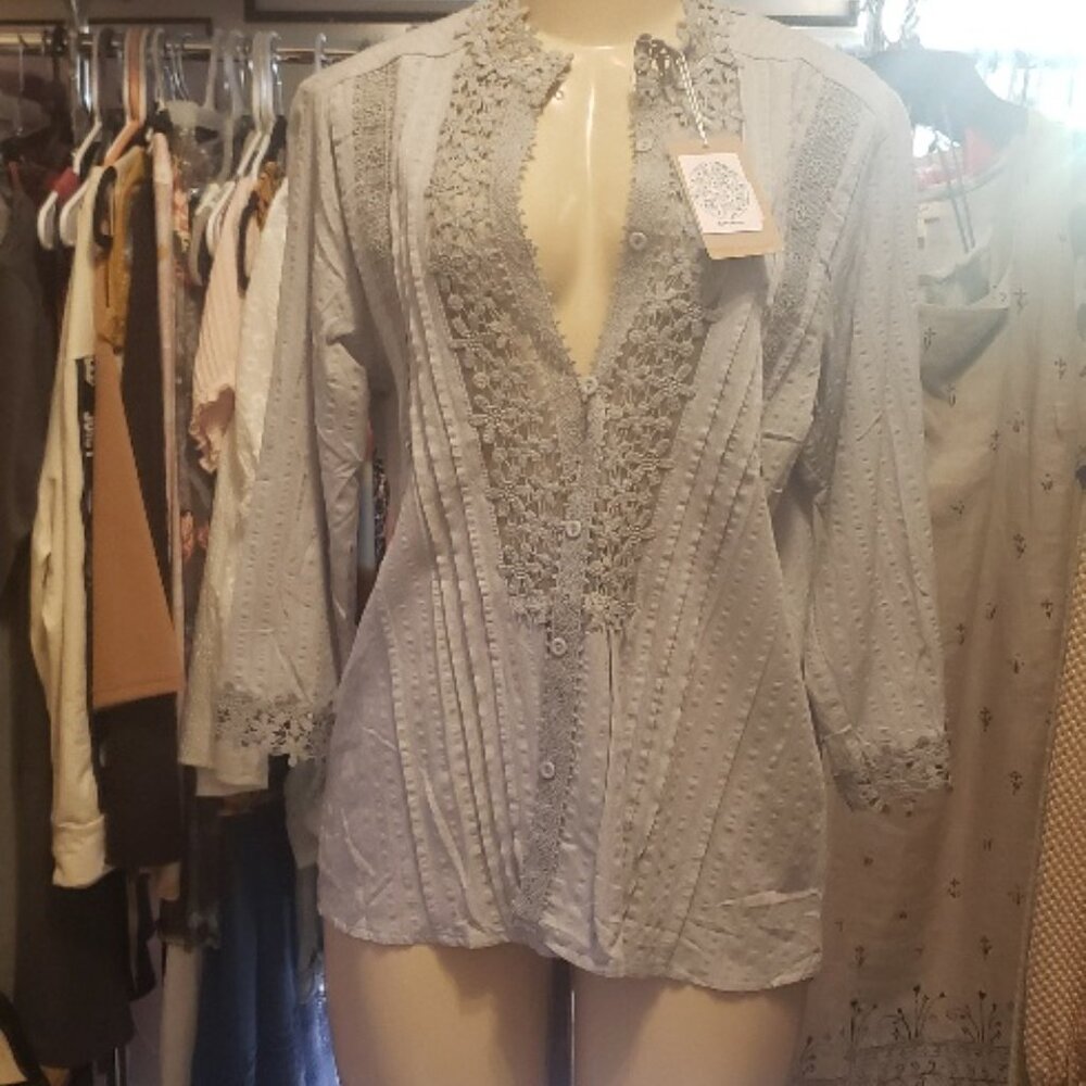 Bohemia Gray Lace Blouse in Size L NWT - Picture 6 of 7
